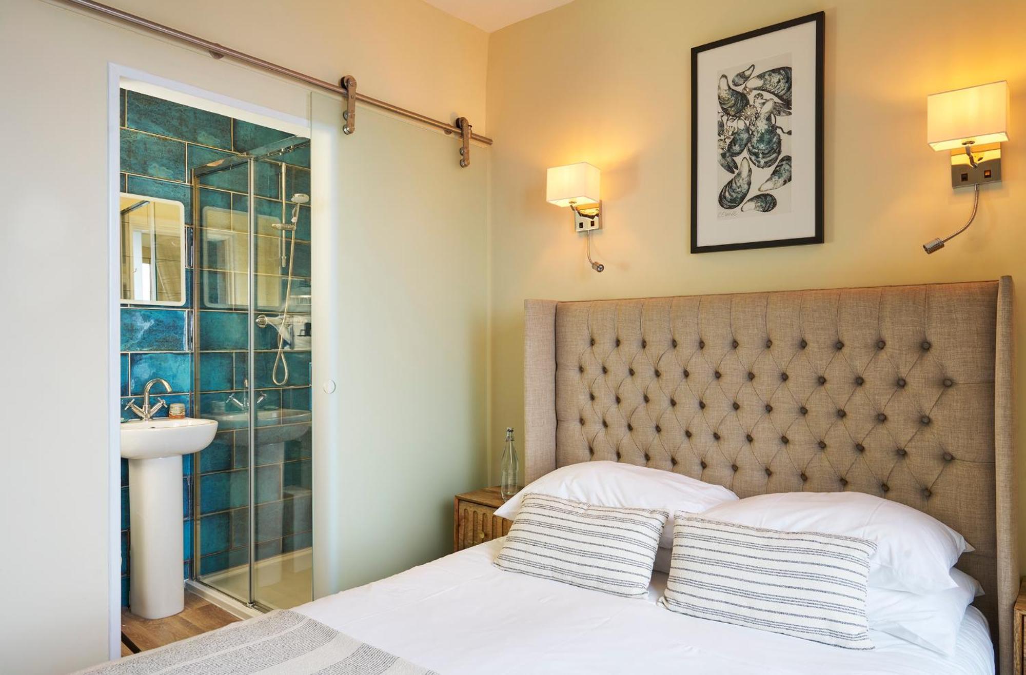 Outlaw'S Guest House พอร์ตไอแซค ภายนอก รูปภาพ